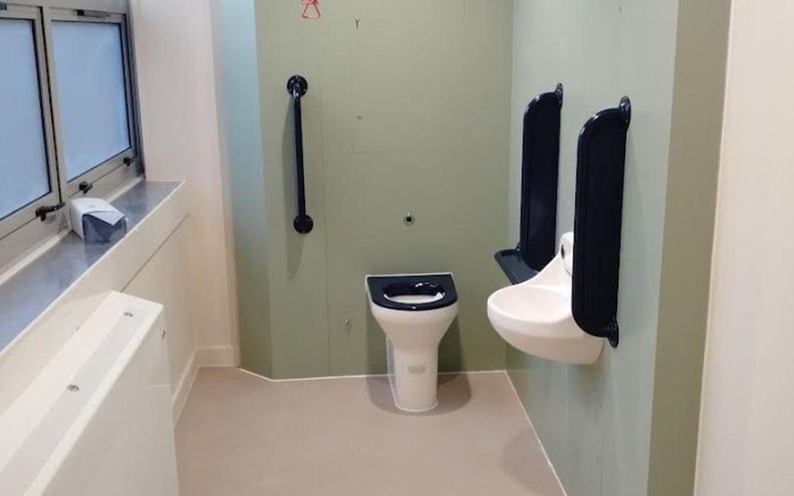 FS-cored IPS washroom panelling